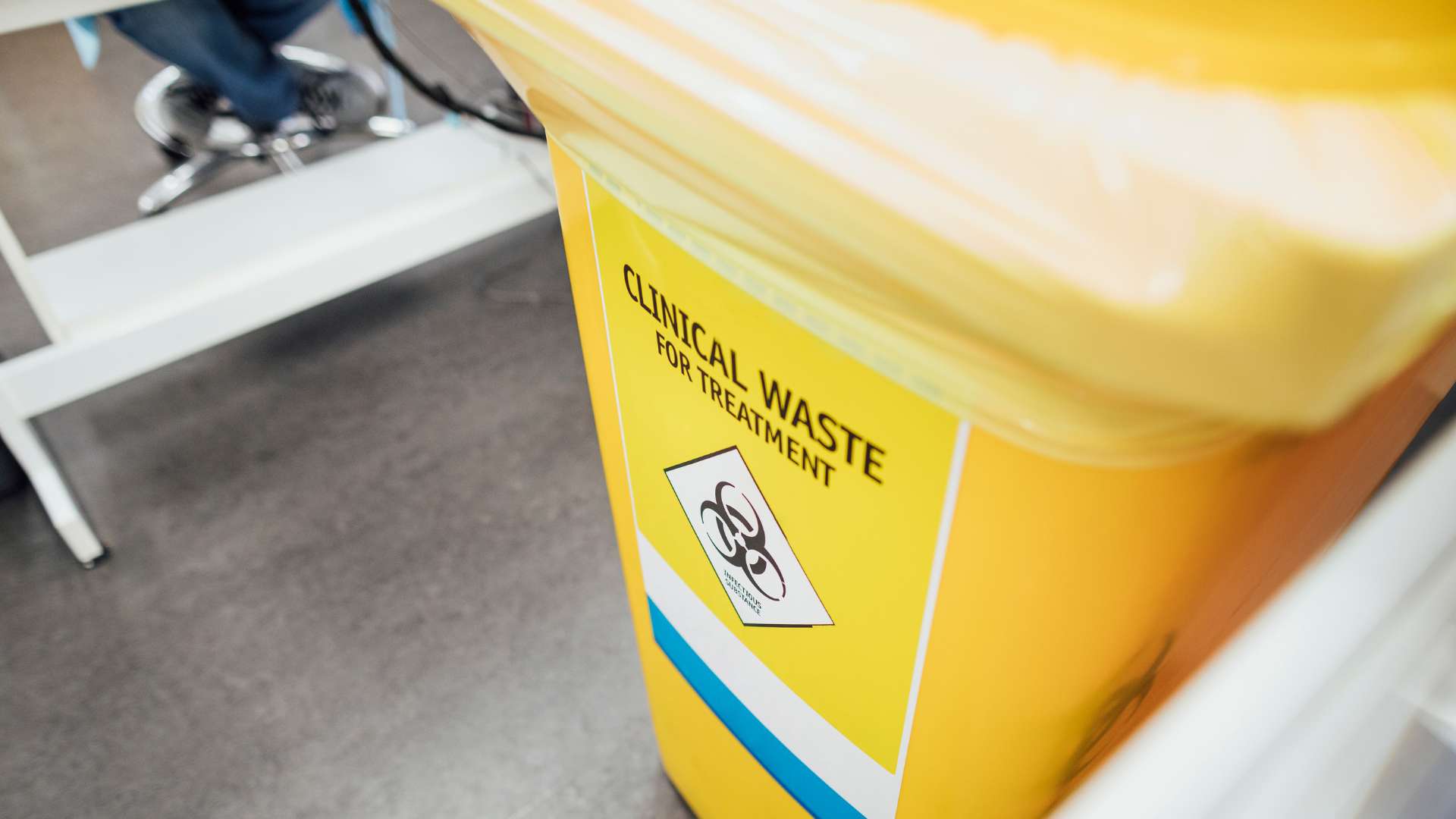 Entenda por que o saco de lixo hospitalar branco é obrigatório em clínicas e hospitais. Conheça as normas da ANVISA e evite multas!