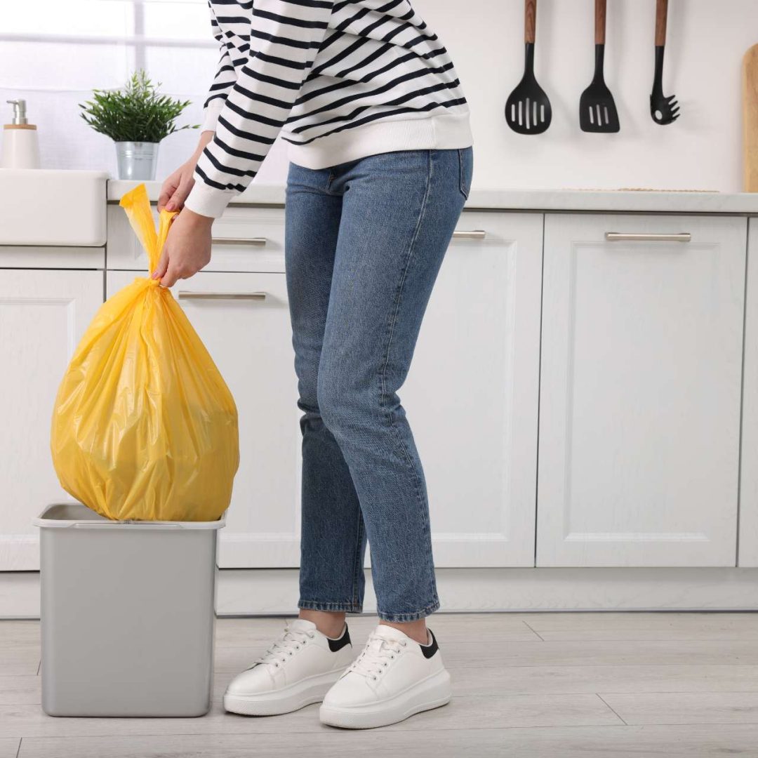 dona-de-casa-recolhendo-o-lixo-da-cozinha-com-embalagem-plastica-saco-de-lixo